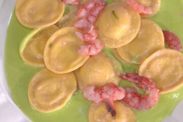 ravioli di burrata con gamberi e piselli di Michele Farru