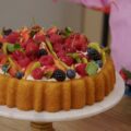 crostata morbida con frosting e frutta fresca