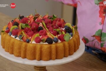 crostata morbida con frosting e frutta fresca