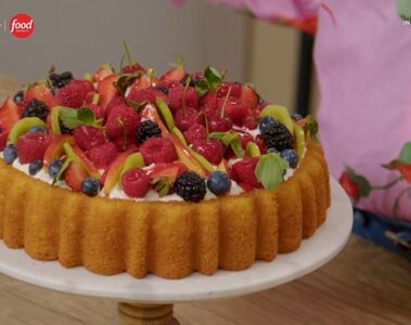 crostata morbida con frosting e frutta fresca