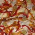 pizza ai formaggi con peperoni arrosto