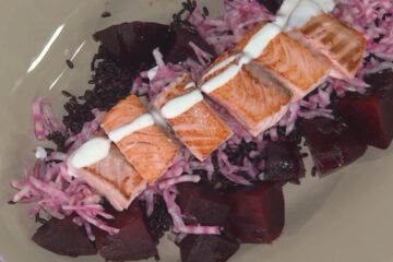 riso nero con salmone e rapa rossa di Francesca Marsetti